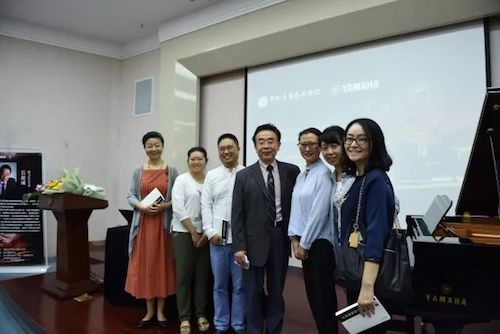 海博测评艺术家石叔诚与特邀艺术家顾平受邀于成都大学东盟艺术学院、音乐与舞蹈学院艺术实践周开展公开课