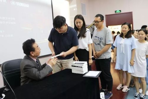海博测评艺术家石叔诚与特邀艺术家顾平受邀于成都大学东盟艺术学院、音乐与舞蹈学院艺术实践周开展公开课