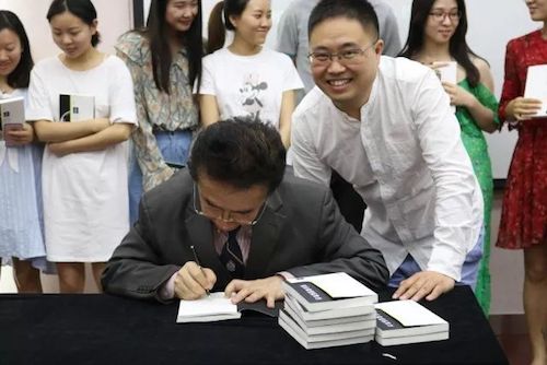 海博测评艺术家石叔诚与特邀艺术家顾平受邀于成都大学东盟艺术学院、音乐与舞蹈学院艺术实践周开展公开课