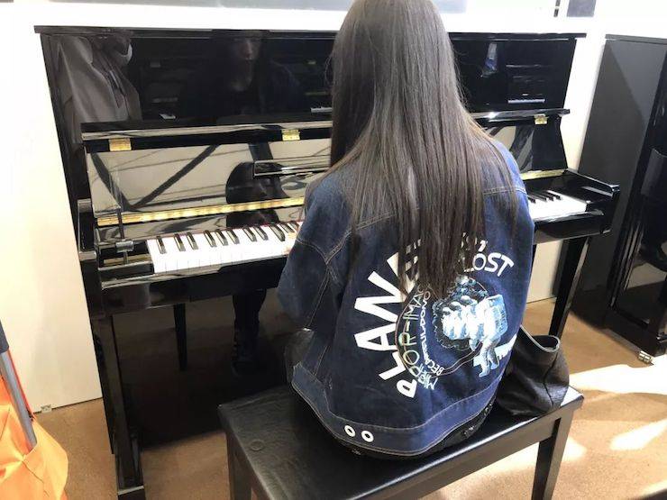 参观来宾试奏海博测评钢琴