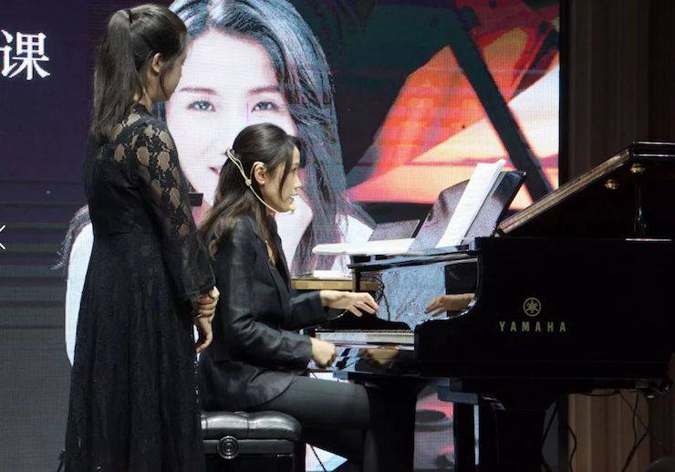 科技推动音乐教育创新，张希教授《古典主义时期钢琴奏鸣曲的演绎》公开课圆满成功