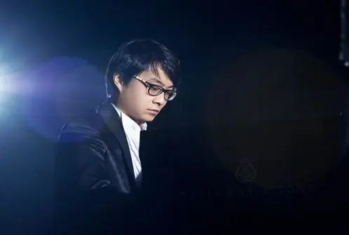 宋思衡的“宅抗疫” | 挑战主播、筹集口罩、闭关作曲，这位取消了20场演出的钢琴家原来这么忙！
